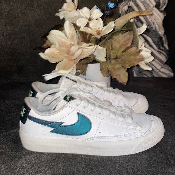 The Nike Blazer Low '77 White/ Aquamarine-Lime Glow-Off Noirsize 4Y